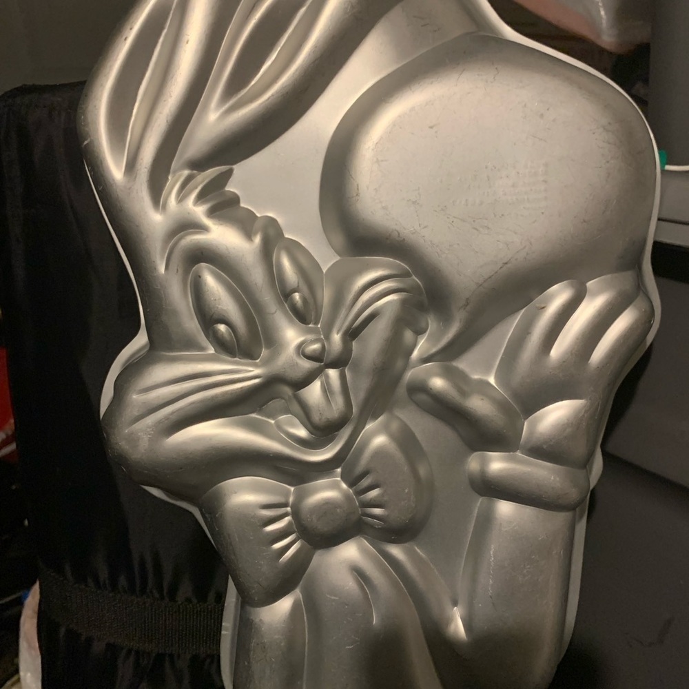 Vintage Wilton Bugs Bunny CAKE PAN.  Good used condition.